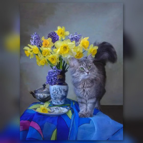 Malen nach Zahlen: Graue Katze neben einer Vase mit gelben Narzissen