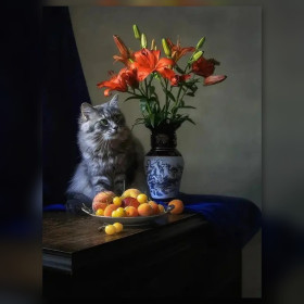 Malen nach Zahlen: Graue Katze neben einer Vase mit orangefarbenen Lilien