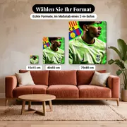 Malen nach Zahlen Barcelona: Lamine Yamal in Neongrün – verfügbare Formate im Größenvergleich zu einem Sofa