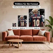 Malen nach Zahlen Lamine Yamal Trikot Nr. 10 Barcelona mit Fotohintergrund – verfügbare Formate im Größenvergleich zu einem Sofa