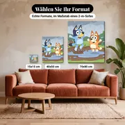 Malen nach Zahlen Bluey und Bingo springen im Matsch – verfügbare Formate im Größenvergleich zu einem Sofa