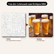 Malen nach Zahlen goldene Bierkrüge auf einem Holztisch – vorher und nachher: vorgezeichnete Leinwand und fertiges Gemälde