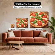 Malen nach Zahlen Pizza Margherita auf Holzbrett – verfügbare Formate im Größenvergleich zu einem Sofa