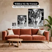 Malen nach Zahlen Schwarz-weißer Wolf im Wasser – verfügbare Formate im Größenvergleich zu einem Sofa