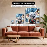 Malen nach Zahlen Weihnachts-Koala im Schnee – verfügbare Formate im Größenvergleich zu einem Sofa
