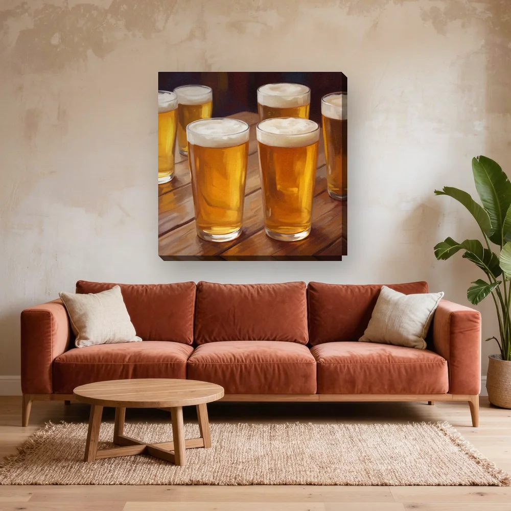 Malen nach Zahlen goldene Bierkrüge auf einem Holztisch – fertiges Gemälde in einem Wohnzimmer
