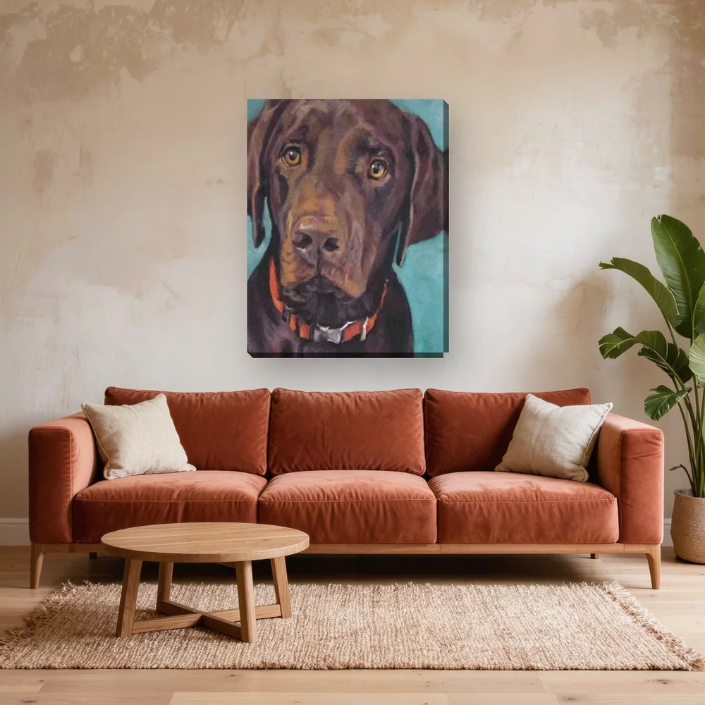 Malen nach Zahlen brauner Labrador mit orangefarbenem Halsband – fertiges Gemälde in einem Wohnzimmer
